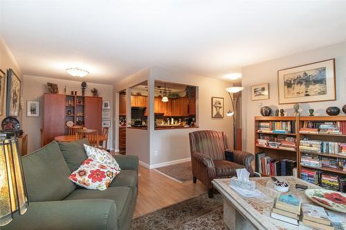 307-945 Lawrence Avenue, Kelowna, BC - Indoor Photo Showing Living Room