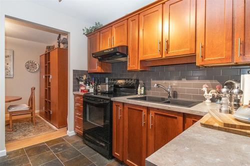 307-945 Lawrence Avenue, Kelowna, BC - Indoor Photo Showing Kitchen With Double Sink