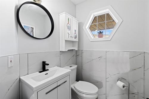 2134 Blackwell Avenue, Merritt, BC - Indoor Photo Showing Bathroom