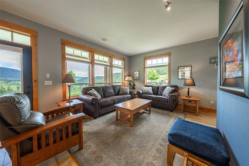 705 Creighton Valley Road, Lumby, BC - Indoor Photo Showing Living Room