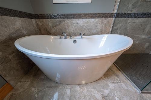 705 Creighton Valley Road, Lumby, BC - Indoor Photo Showing Bathroom