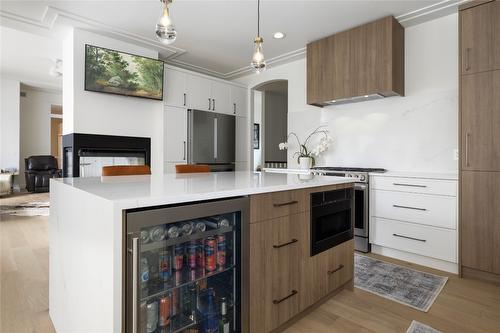 2102 Lillooet Court, Kelowna, BC - Indoor Photo Showing Kitchen With Upgraded Kitchen