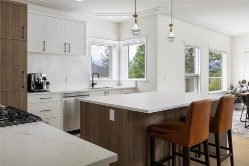 2102 Lillooet Court, Kelowna, BC - Indoor Photo Showing Kitchen With Upgraded Kitchen