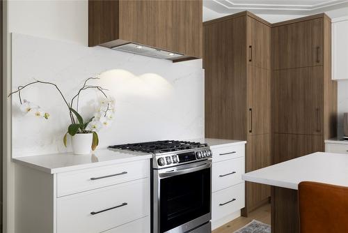 2102 Lillooet Court, Kelowna, BC - Indoor Photo Showing Kitchen