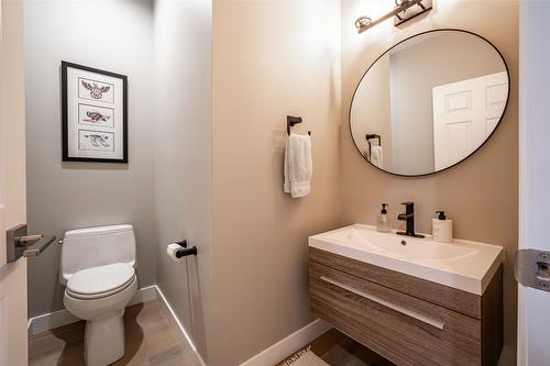 2102 Lillooet Court, Kelowna, BC - Indoor Photo Showing Bathroom