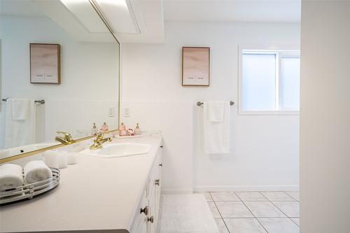 2102 Lillooet Court, Kelowna, BC - Indoor Photo Showing Bathroom