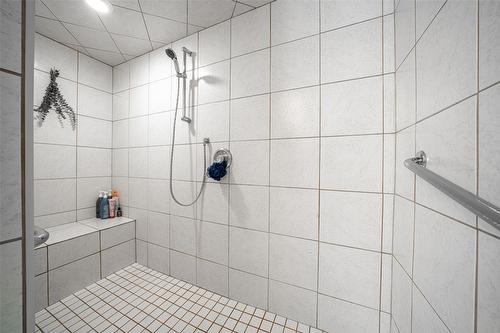 2102 Lillooet Court, Kelowna, BC - Indoor Photo Showing Bathroom