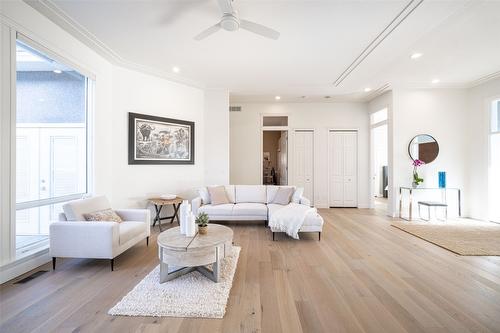2102 Lillooet Court, Kelowna, BC - Indoor Photo Showing Living Room
