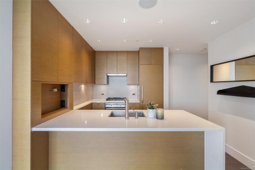 809-83 Saghalie Rd, Victoria, BC - Indoor Photo Showing Kitchen