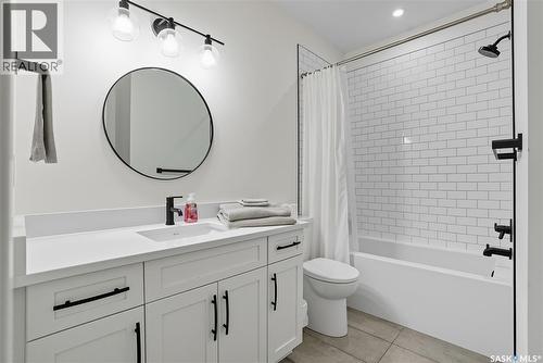 1172A Spadina Crescent E, Saskatoon, SK - Indoor Photo Showing Bathroom