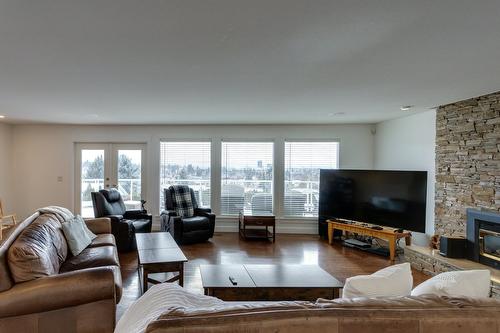 1769 Broadview Avenue, Kelowna, BC - Indoor Photo Showing Living Room With Fireplace