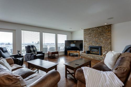 1769 Broadview Avenue, Kelowna, BC - Indoor Photo Showing Living Room With Fireplace