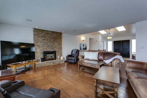1769 Broadview Avenue, Kelowna, BC - Indoor Photo Showing Living Room With Fireplace