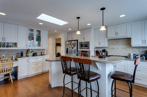 1769 Broadview Avenue, Kelowna, BC - Indoor Photo Showing Kitchen With Upgraded Kitchen