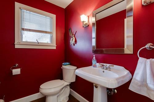 1769 Broadview Avenue, Kelowna, BC - Indoor Photo Showing Bathroom