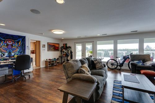 1769 Broadview Avenue, Kelowna, BC - Indoor Photo Showing Living Room