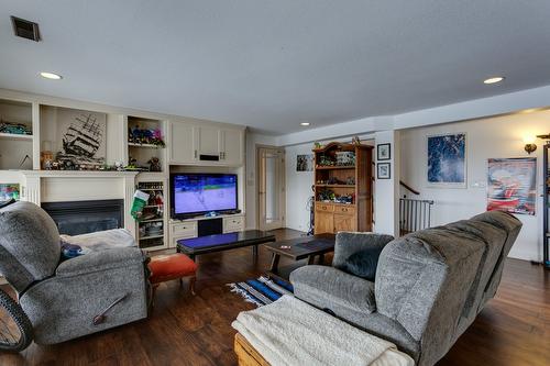 1769 Broadview Avenue, Kelowna, BC - Indoor Photo Showing Living Room With Fireplace