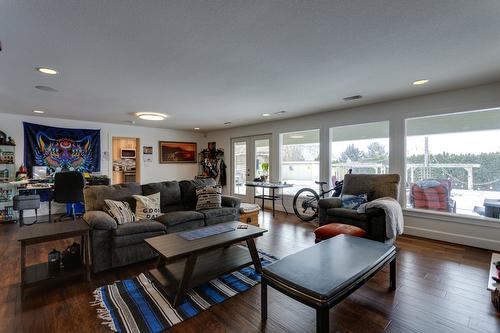 1769 Broadview Avenue, Kelowna, BC - Indoor Photo Showing Living Room