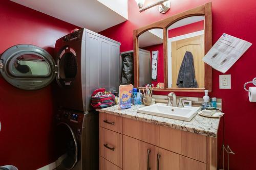 1769 Broadview Avenue, Kelowna, BC - Indoor Photo Showing Laundry Room