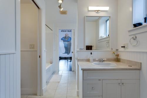 1769 Broadview Avenue, Kelowna, BC - Indoor Photo Showing Bathroom