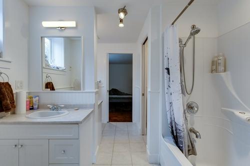 1769 Broadview Avenue, Kelowna, BC - Indoor Photo Showing Bathroom