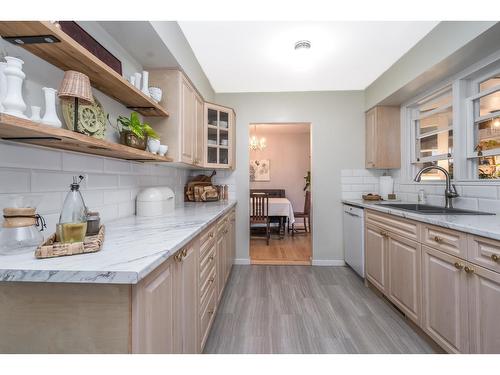 9727 Hazel Street|Chilliwack Proper East, Chilliwack, BC - Indoor Photo Showing Kitchen