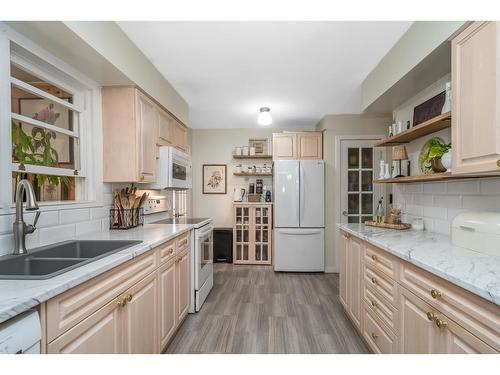 9727 Hazel Street|Chilliwack Proper East, Chilliwack, BC - Indoor Photo Showing Kitchen With Double Sink