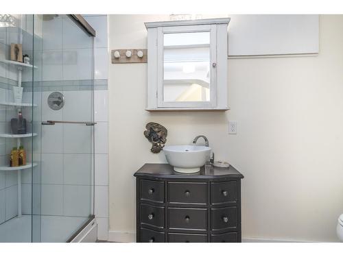 9727 Hazel Street|Chilliwack Proper East, Chilliwack, BC - Indoor Photo Showing Bathroom