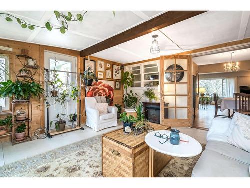 9727 Hazel Street|Chilliwack Proper East, Chilliwack, BC - Indoor Photo Showing Living Room