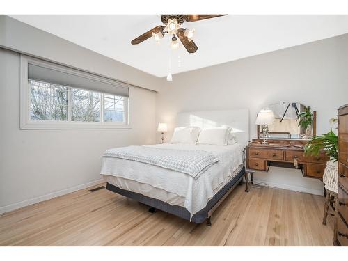 9727 Hazel Street|Chilliwack Proper East, Chilliwack, BC - Indoor Photo Showing Bedroom