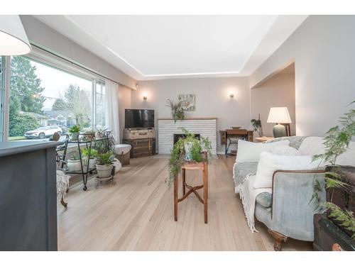 9727 Hazel Street|Chilliwack Proper East, Chilliwack, BC - Indoor Photo Showing Living Room With Fireplace