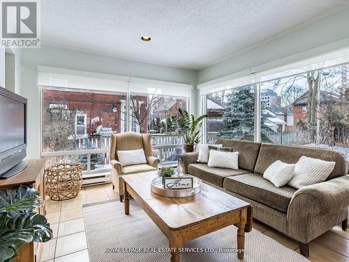 32 Wellington Street E, Brampton, ON - Indoor Photo Showing Living Room