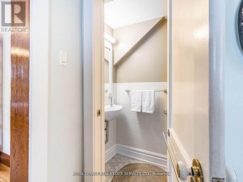 32 Wellington Street E, Brampton, ON - Indoor Photo Showing Bathroom