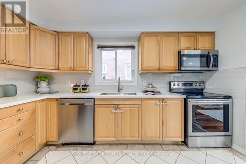 439 Bluesky Crescent, Mississauga, ON - Indoor Photo Showing Kitchen