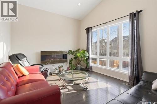 1018 Rempel Way, Saskatoon, SK - Indoor Photo Showing Living Room