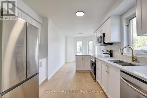 3933 Coachman Circle, Mississauga (Churchill Meadows), ON - Indoor Photo Showing Kitchen With Stainless Steel Kitchen With Double Sink With Upgraded Kitchen