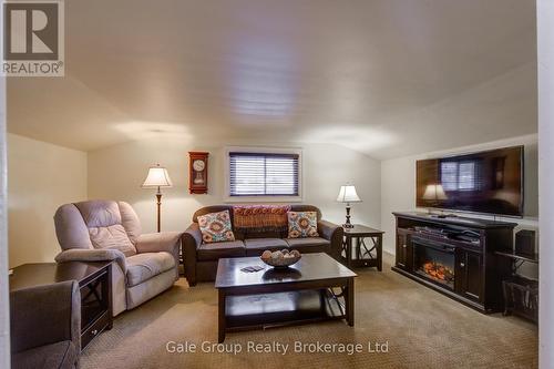 739 Pavey Street, Woodstock (Woodstock - South), ON - Indoor Photo Showing Living Room