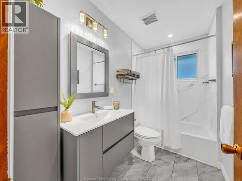 2052 Balfour Boulevard, Windsor, ON - Indoor Photo Showing Bathroom