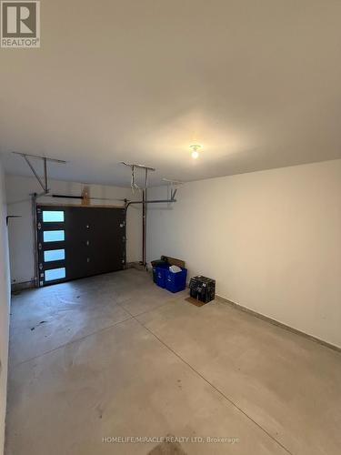 72 Samuel Avenue, Pelham, ON - Indoor Photo Showing Garage
