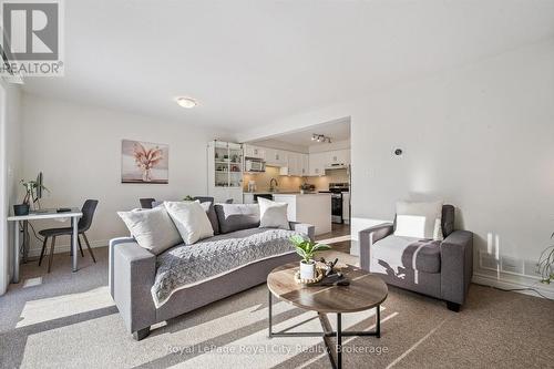 6 - 361 Arkell Road, Guelph (Pineridge/Westminster Woods), ON - Indoor Photo Showing Living Room