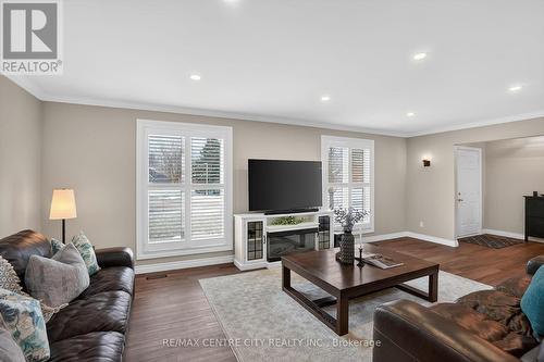 92 Mill Street, Middlesex Centre (Ilderton), ON - Indoor Photo Showing Living Room
