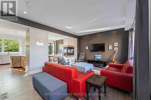 110 Little London Private, Ottawa, ON - Indoor Photo Showing Living Room