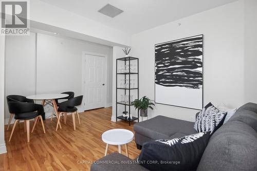 60 Cobourg Street, Ottawa, ON - Indoor Photo Showing Living Room