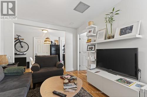 60 Cobourg Street, Ottawa, ON - Indoor Photo Showing Living Room