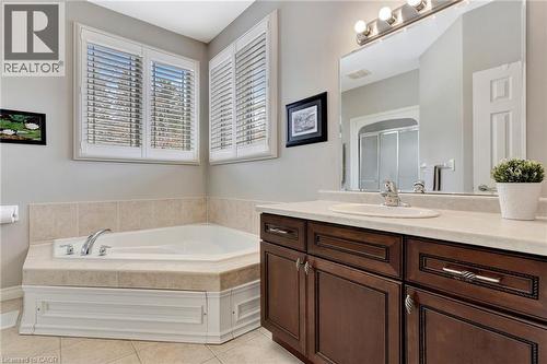 Soaker Tub - 20 Isherwood Avenue Unit# 5, Cambridge, ON - Indoor Photo Showing Bathroom