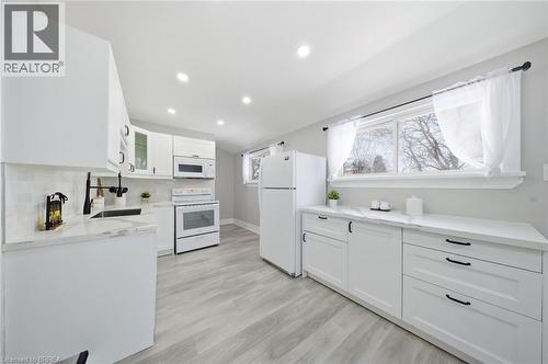 13 Salisbury Avenue, Brantford, ON - Indoor Photo Showing Kitchen