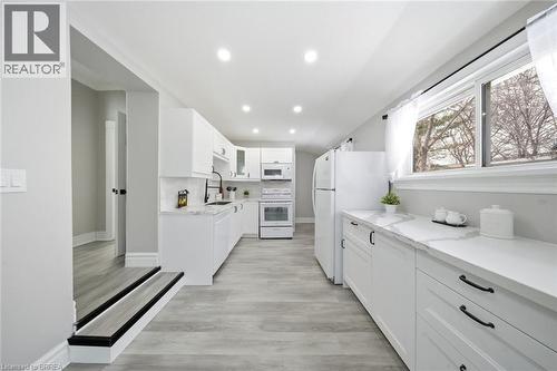 13 Salisbury Avenue, Brantford, ON - Indoor Photo Showing Kitchen