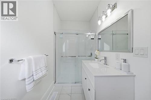 13 Salisbury Avenue, Brantford, ON - Indoor Photo Showing Bathroom