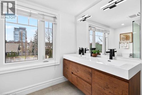 494 Martha Street, Burlington, ON - Indoor Photo Showing Bathroom