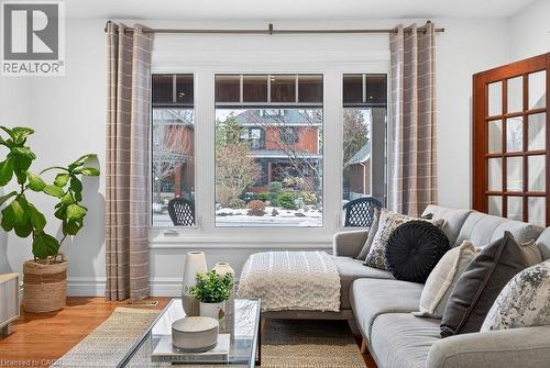 494 Martha Street, Burlington, ON - Indoor Photo Showing Living Room
